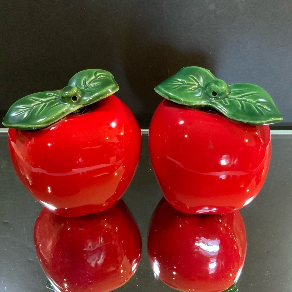 Ceramic Red Apples Set of 2 These Can be hung 3 1/2 in Tall Home Decor #67
